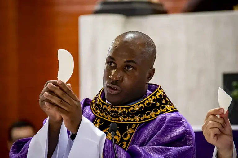 Jean é Ordenado Sacerdote
